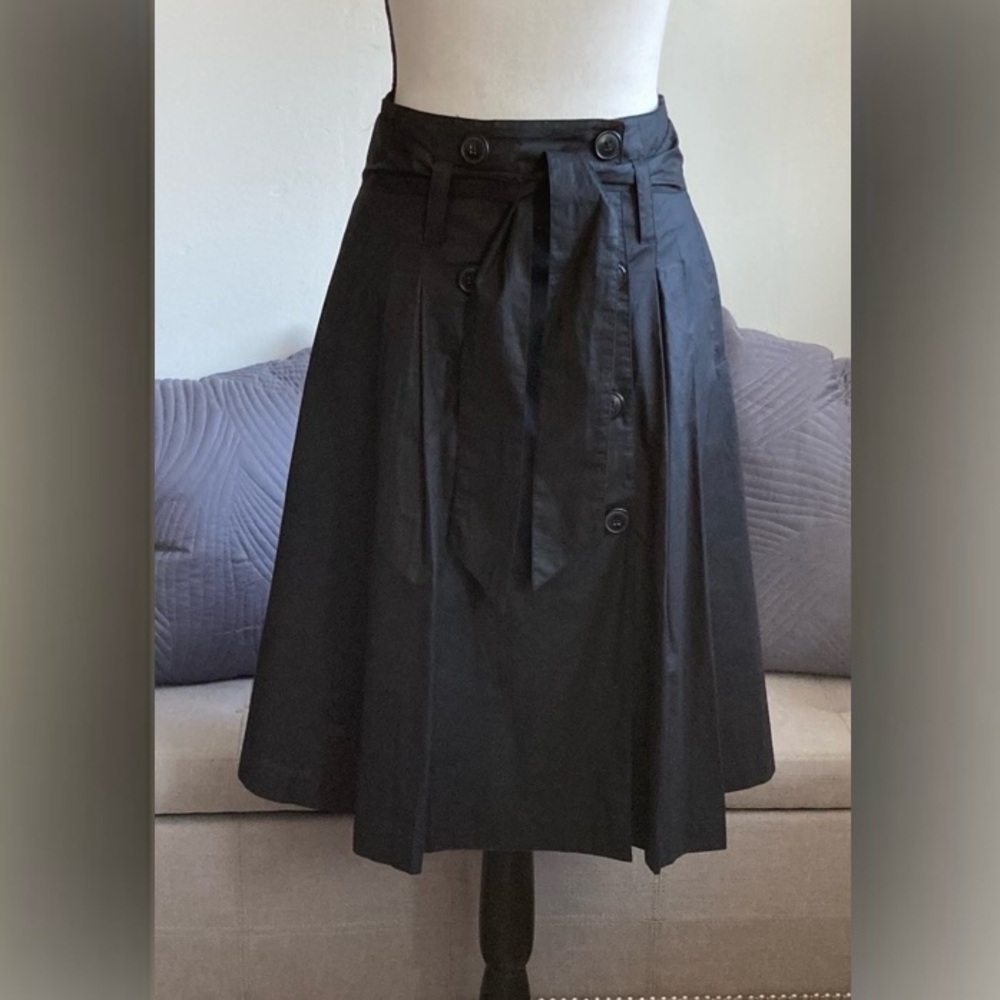 EUC H&M High Waisted dirndl skirt. Double Breasted w/self belt, Black.
Size 4 - Picture 11 of 16